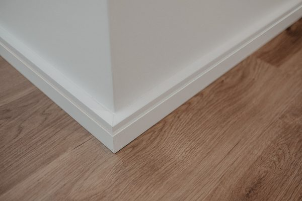 Rodapé branco: vantagens para a decoração e acabamento dos ambientes